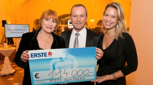 Chris Lohner, Hannes Menitz und Katharina Suppan bei der Spendenübergabe vom erste bank vienna night run © LICHT FÜR DIE WELT