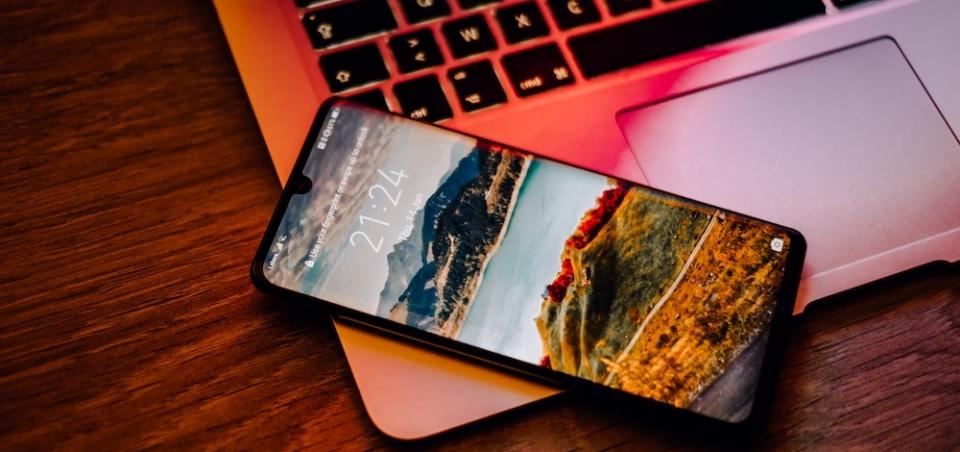 Smartphone with Notebook © unsplash.com/Kenny Leys