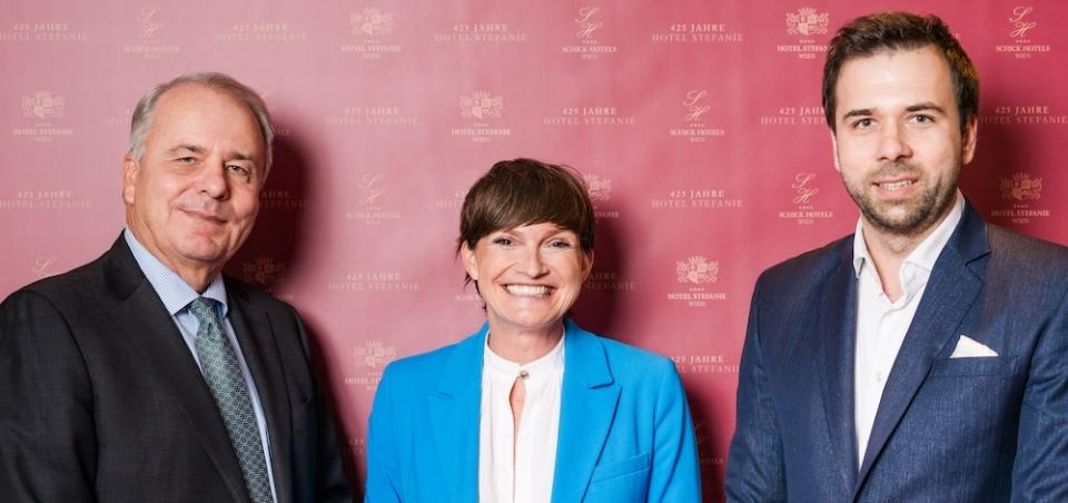 Astrid Steharnig-Staudinger, (Österreich Werbung) gratulier5t Martin und Alexander Schicxk zur Übergabe des ältesten Hotels Wiens © Aufreiter Georg Astrid Steharnig-Staudinger, (Österreich Werbung) gratulier5t Martin und Alexander Schicxk zur Übergabe des ältesten Hotels Wiens © Aufreiter Georg