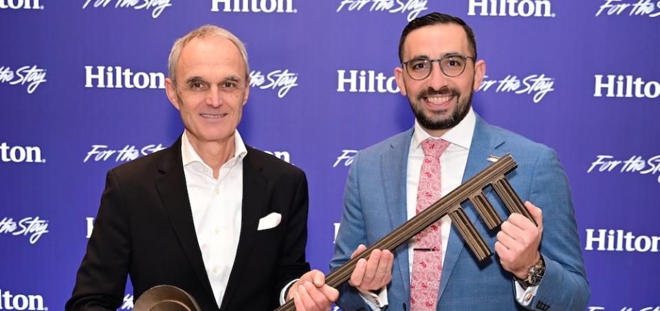 Norbert B. Lessing übergibt bei Hilton an Ryan Gauci © Christian Jobst