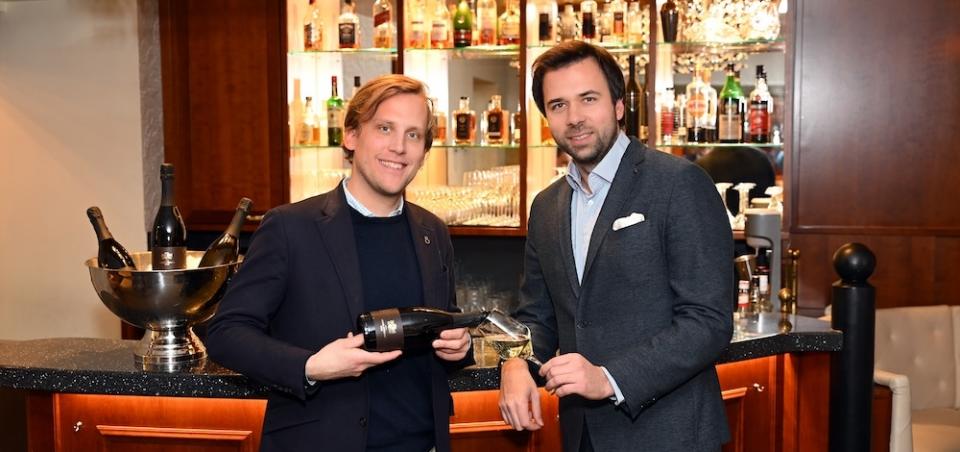 Johannes Kattus und Alexander Schick stellen die exklusive KATTUS-Schaumweinabfüllung für das Hotel Stefanie vor © Christian Jobst