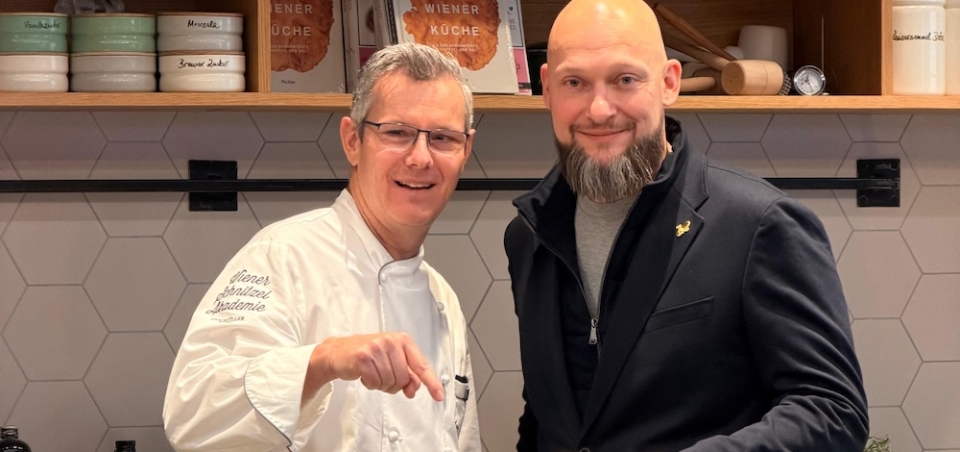 Markus Brunner und Michael Mann servieren den Wiener Krapfen bei „Brioche & Brösel“ der Figlmüller Group © FIGLMÜLLER GROUP