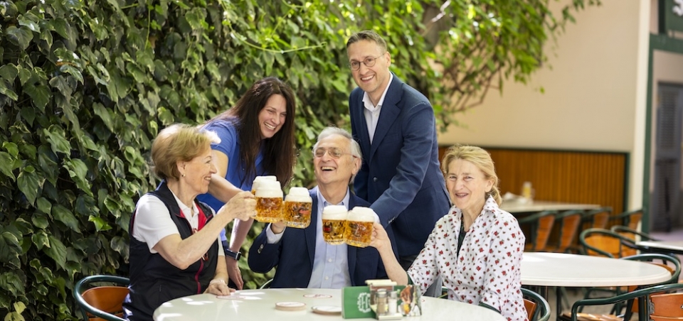 Die Damilie Kolarik stösst im Schweizerhaus mit original Budweiser Budvar an © Matthias Aschauer