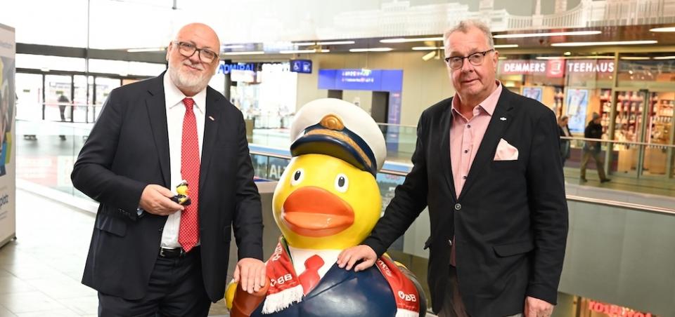 Admiral Duck gastiert am Wiener Hauptbahnhof: Andreas Matthä (ÖBB) und Wolfgang Fischer (DDSG Blue Danube) © Christian Jobst