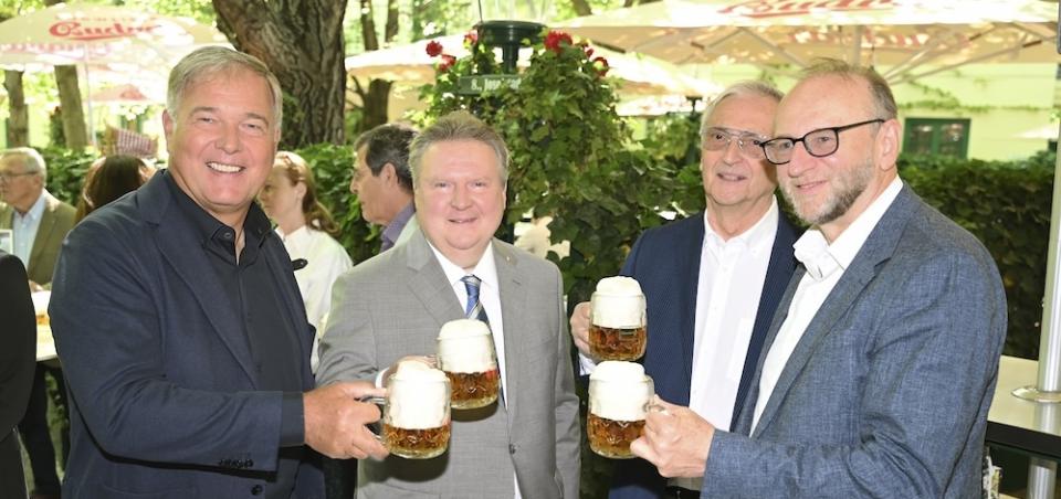 Frühschoppen zum Jubiläum der 100-jährigen Partnerschaft zwischen Schweizerhaus und Original Budweiser Budvar: Walter Ruck (Wirtschaftskammer Wien), Bürgermeister und Landeshauptmann Michael Ludwig (Stadt Wien), Karl J. Kolarin (Schweizerhaus), S. E. Jan © Stadt Wien/Christian Jobst