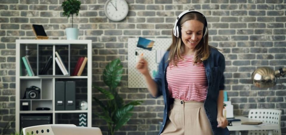 Audio + Radio: Girl with Earphones (dancing) © unsplash.com/Vitaly Gariev