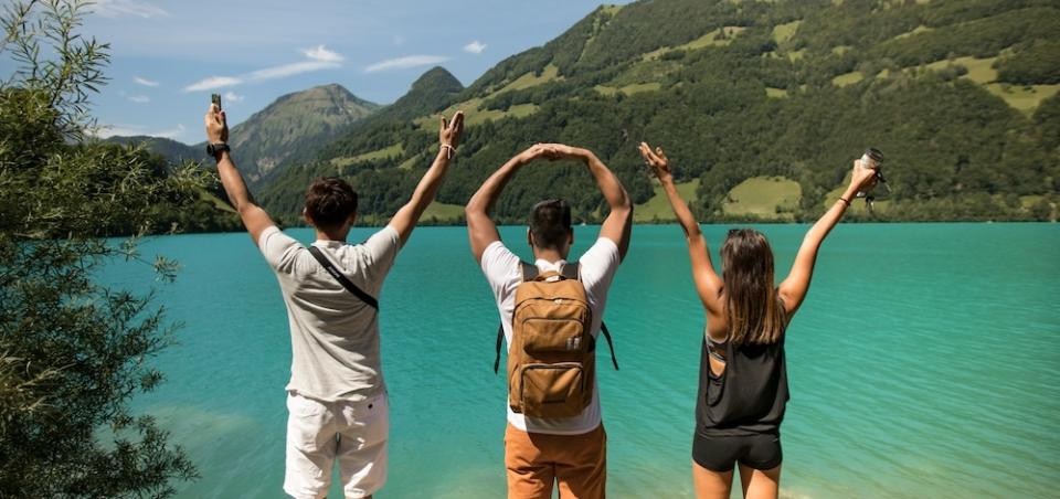 Tourism: Touristen vor einem See und Berg © unsplash.com/Leo Visions