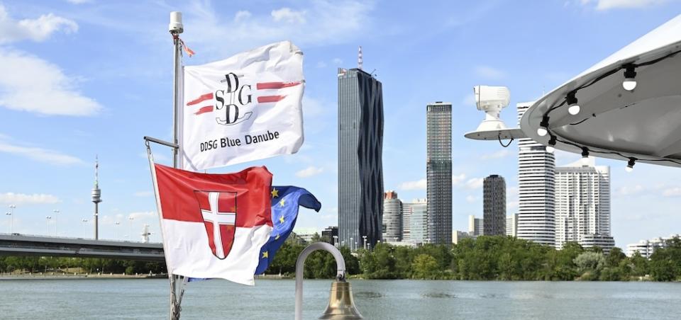DDSG Blue Danube mit Flagge vor der Wiener Skyline und dem DC Tower © Christian Jobst DDSG Blue Danube mit Flagge vor der Wiener Skyline und dem DC Tower © Christian Jobst