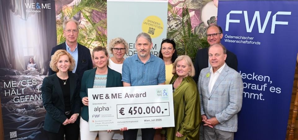Der WE&ME Award stärkt die ME/CFS-Forschung in Österreich. V. l. n. r.: Wissenschaftsministerin Eva-Maria Holzleitner, Oswald Wagner (MedUni Wien), Kathryn Hoffmann (MedUni Wien), Sabine Seidler (alpha+ Stiftung), Matthias Wielscher (MedUni Wien), Ursula © Christian Jobst Der WE&ME Award stärkt die ME/CFS-Forschung in Österreich. V. l. n. r.: Wissenschaftsministerin Eva-Maria Holzleitner, Oswald Wagner (MedUni Wien), Kathryn Hoffmann (MedUni Wien), Sabine Seidler (alpha+ Stiftung), Matthias Wielscher (MedUni Wien), Ursula © Christian Jobst