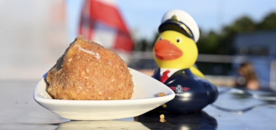 Admiral Duck liebt Eismarillenknödel an Bord der DDSG Blue Danube © Christian Jobst Admiral Duck liebt Eismarillenknödel an Bord der DDSG Blue Danube © Christian Jobst