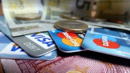 Credit Cards and Cash © flickr.com/Sean MacEntee