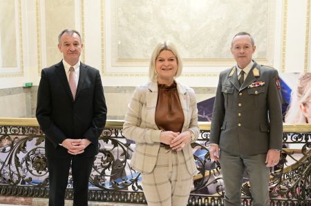 Peter Koren (IV), Bundesministerin Klaudia Tanner (BLMV) und Generalmajor Rudolf Striedinger (BMLV) beim Blackout-Gipfel der Industriellenvereinigung © Christian Jobst
