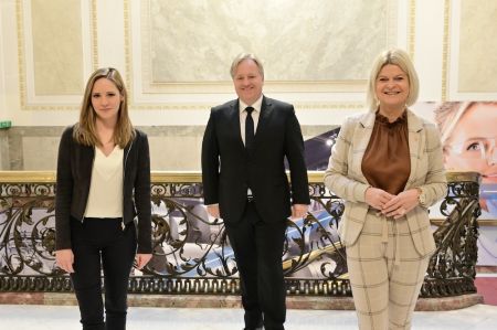 Blackout-Gipfel der IV: Margit Laufer und Harald Kräuter (ORF) mit Verteidigungsministerin Klaudia Tanner © Christian Jobst
