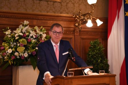 Oliver W. Braun wird im Wiener Rathaus von Wirtschaftsstadtrat Peter Hanke ausgezeichnet © PID/Ismail Gökmen