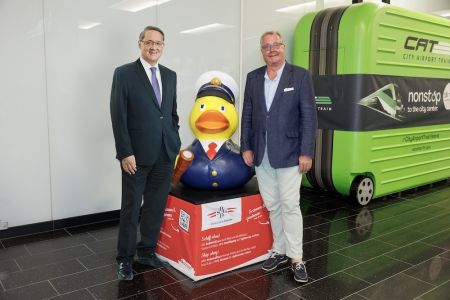 Günther Ofner (Flughafen Wien) und Wolfgang Fischer (DDSG Blue Danube) am Flughafen Wien mit Admiral Duck © Roland Rudolph