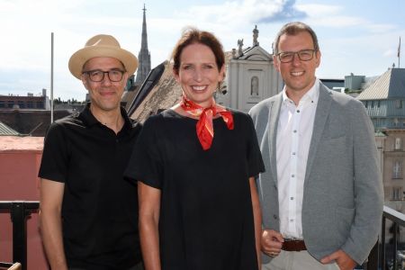 Christian Troy (Arbeitsgemeinschaft TELETEST), Susanne Koll (Hearts & Science Austria/Interessengemeinschaft der Media Agenturen) und Thomas Gruber (ProSiebenSat.1 PULS 4) geben den Start des Teletest 2.0 der Arbeitsgemeinschaft TELETEST im Private Member © Katharina Schiffl