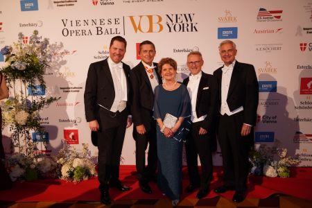 Viennese Opera Ball 2025: Daniel Serafin, Peter Hanke, Schlesinger, Woller und Schlesinger © Charles Wills