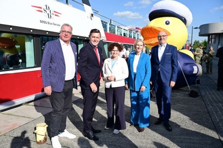 Premierenfahrt der »Donau Panorama Tour« der DDSG Blue Danube: Wolfgang Fischer (DDSG Blue Danube), Bundesminister Peter Hanke, Staatssekretärin Elisabeth Zehetner, Birgit Wallner (VERKEHRSBUERO), Wolfgang Hanreich (DDSG Blue Danube) © Christian Jobst