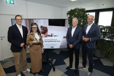 Präsentation der Bewegtbildstudie 2025: Susanne Reichl (GfK Austria), Thomas Gruber (Arbeitsgemeinschaft TELETEST), Andreas Kunigk (RTR Medien), Wolfgang Struber (RTR Medien) © Roland Rudolph