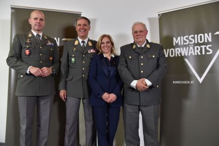 Panel "Die Welt aus den Fugen" beim Filmfestival Kitzbühel 2025: Oberst Markus Pfeifer, Brigardier Gerhard Pfeifer, Landtagsabgeordnete Katrin Brugger und ORF-Korrespondent Oberstleutnant Christian Wehrschütz © BrauerPhotos/Goran Nitschke