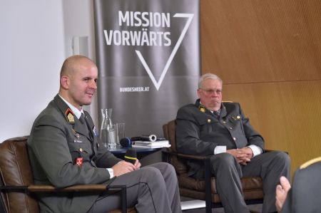 Oberst Markus Reisner und Oberstleutnant Christian Wehrschütz © BrauerPhotos/Goran Nitschke