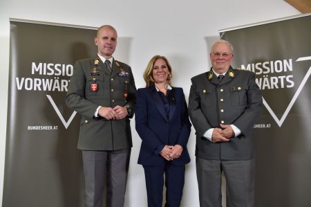 Obserst Markus Reisner, Landtagsabgeordnete Katrin Brugger, Oberstleutnant Christian Wehrschütz © BrauerPhotos/Goran Nitschke