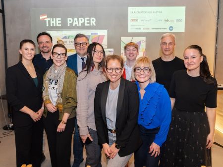 Präsentation »THE PAPER« in der CUPRA City Garage: Klara Fuchs, Peter Hrubi, Verena Pelikan, Michael Straberger, Fuyaozi Wand, Rut Morawetz, Marvin Teufl, Gisela Geweßler, Martin Distl, Yvonne Haider-Lenz © MATABIAgency