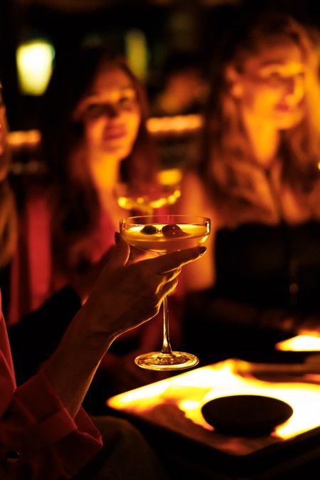 Drinks im »PRUNKSTÜCK SOLITAIRE – THE BAR UPSTAIRS« © Adrian Almasan