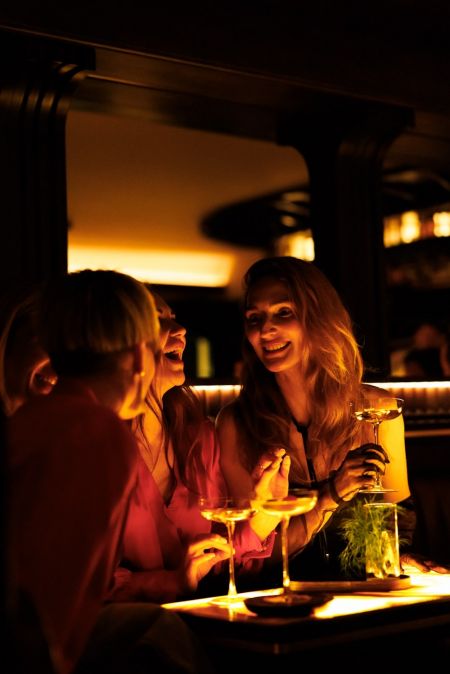 People im »PRUNKSTÜCK SOLITAIRE – THE BAR UPSTAIRS« © Adrian Almasan