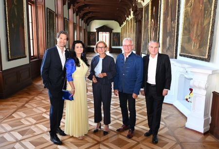 Eröffnung von Schloss Prugg: Beppo Harrach, Saba Harrach, Johanna Mikl-Leitner, Gerhard Weil, Christoph Klingler © Christian Jobst Eröffnung von Schloss Prugg: Beppo Harrach, Saba Harrach, Johanna Mikl-Leitner, Gerhard Weil, Christoph Klingler © Christian Jobst